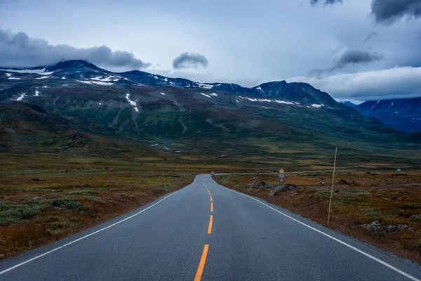 Strada Vuota Attraverso Tundra Della Norvegia Centrale Con Cielo Nuvoloso — Foto Stock