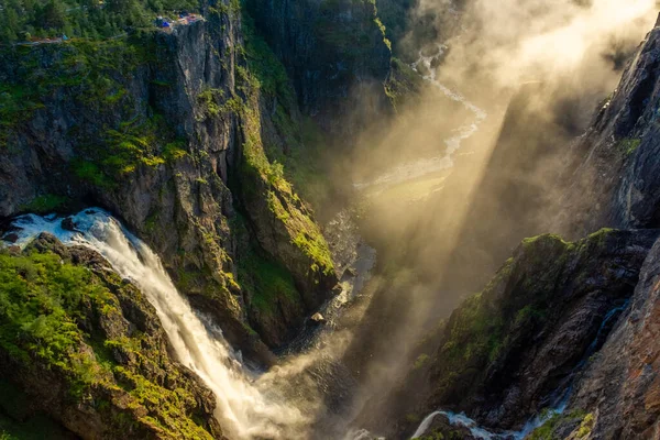 ノルウェーのヴォリンフォッセン滝が作り出した霧の中を素晴らしい日光が通り過ぎる — ストック写真