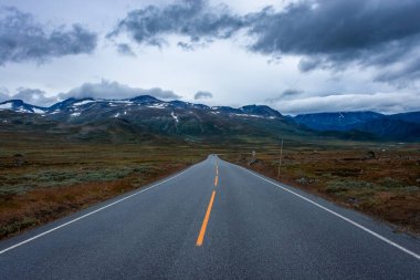 Norveç 'in orta kesimindeki tundrada bulutlu ve kasvetli bir gökyüzü var.