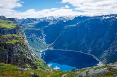 Norveç 'in Trolltunga dağlık bölgesinde Ringedalsvatnet Gölü' nün üzerinde inanılmaz bir uçurum var.
