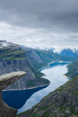 İnanılmaz Trolltunga manzaralı yer, Norveç 'in ünlü kaya oluşumu.