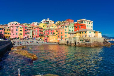 Deniz kenarındaki renkli Boccadasse kasabası, Cenova, Liguria, 1 Nisan 2023