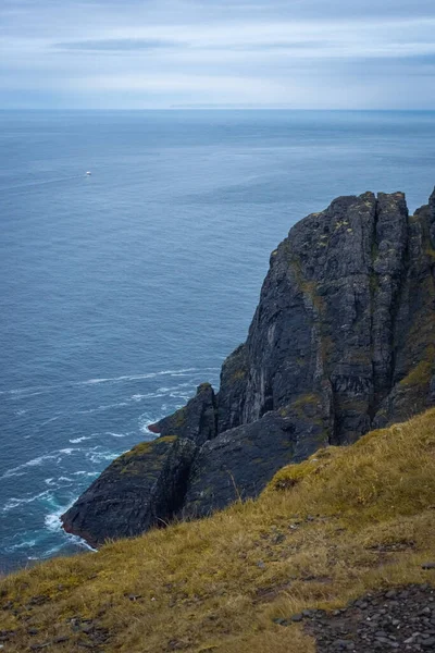 挪威北角北冰洋的悬崖 — 图库照片