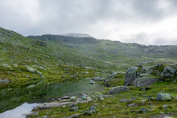 Озеро Тропе Ведущей Живописному Месту Тролля Норвегия — стоковое фото