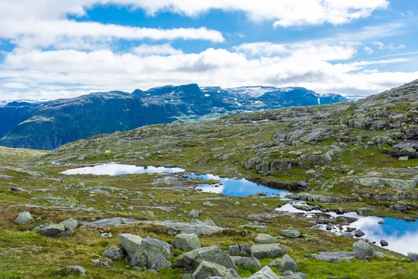 Norveç, Odda, Trolltunga 'da yürüyüş yolunda güzel mavi göletler