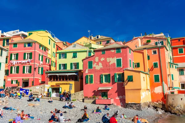 Deniz kenarındaki renkli Boccadasse kasabası, Cenova, Liguria, 1 Nisan 2023