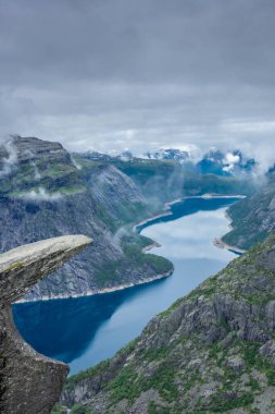 İnanılmaz Trolltunga manzaralı yer, Norveç 'in ünlü kaya oluşumu.