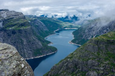 Norveç, Trolltunga 'dan Ringedalsvatnet Gölü' nün muhteşem manzarası