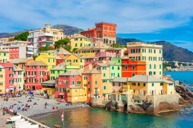 Deniz kenarındaki renkli Boccadasse kasabası, Cenova, Liguria, 1 Nisan 2023