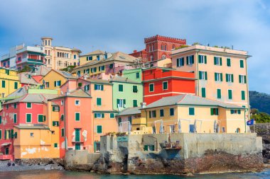 Deniz kenarındaki renkli Boccadasse kasabası, Cenova, Liguria, 1 Nisan 2023