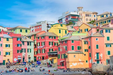 Deniz kenarındaki renkli Boccadasse kasabası, Cenova, Liguria, 1 Nisan 2023