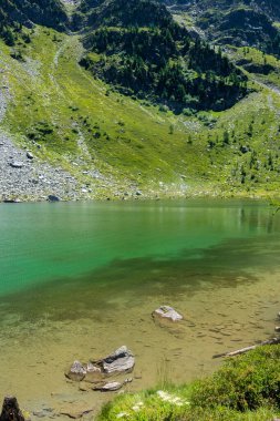 Morgex, İtalya, 10 Temmuz 2022: Aosta Vadisi 'ndeki Arpy Gölü' nün güzel kristal berrak suyu