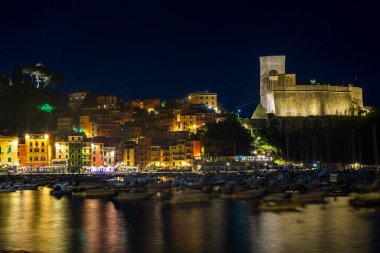 Lerici, İtalya, 13 Nisan 2022: Liguria 'da deniz kenti Lerici' nin gece manzarası