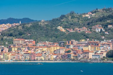Lerici, İtalya, 13 Nisan 2022: Sahil kasabasının yukarısından görüş