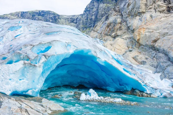 ノルウェー ヨステダレン国立公園のナイガードブレーン氷河 美しい青い融解氷河 — ストック写真