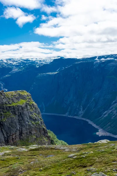 Дивовижна Скеля Над Озером Ринґедальсватнет Горах Тролтунґа Норвегія — стокове фото