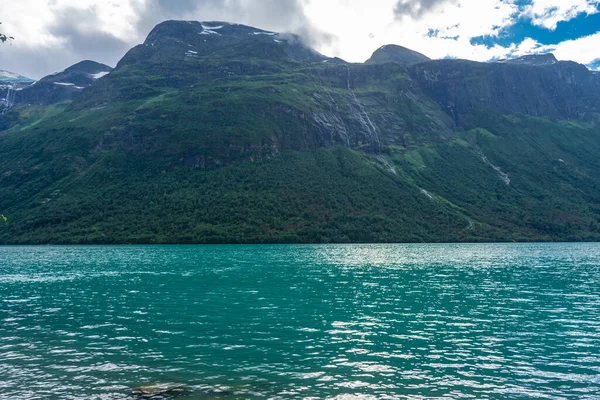 Пейзаж Ледникового Озера Ловатнет Бирюзовой Кристально Чистой Водой Норвегия — стоковое фото