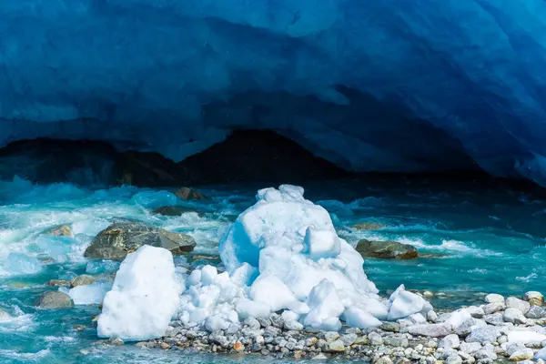 ナイガードブレーン氷河の下の氷山 ノルウェーのJostedalen国立公園の美しい青い融解氷河 — ストック写真