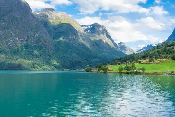 ทะเลสาบท สวยงามและม นใน Oppstryn นอร เวย — ภาพถ่ายสต็อก