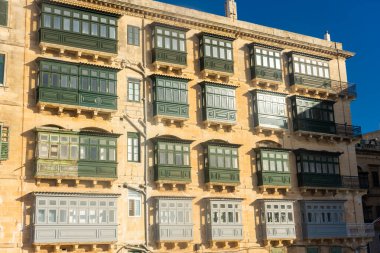 Valletta eski kasabası Malta 'da geleneksel renkli Malta balkonları (Gallarija)