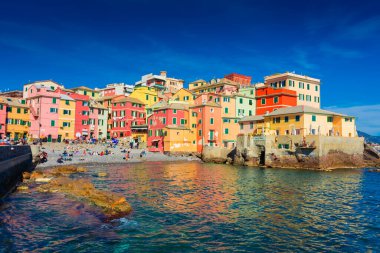 Deniz kenarındaki renkli Boccadasse kasabası, Cenova, Liguria, 1 Nisan 2023