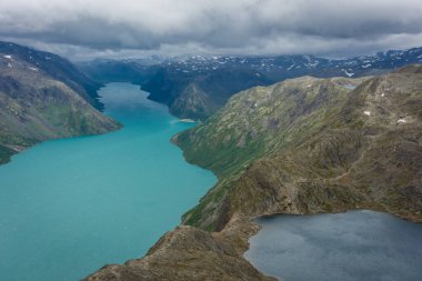Besseggen tepesinin muhteşem manzarası, Jotunheimen Ulusal Parkı 'ndaki ünlü yürüyüş yeri, farklı renklerde iki buzul gölüne hayran.