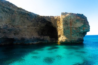 Malta kayalıklarının altında kristal berrak su