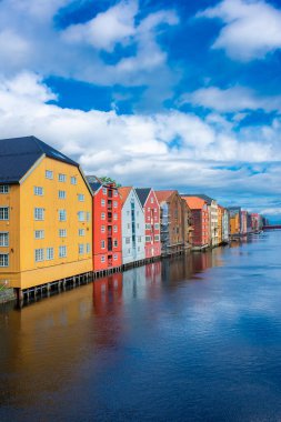 Norveç, Trondheim Kanalı 'nın renkli ahşap binalarının güzel manzarası