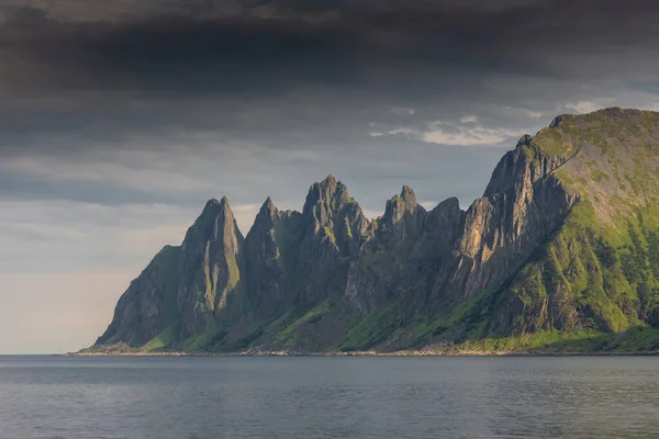 Tungeneset Devil Teeth Горы Над Океаном Острове Сенья Норвегия — стоковое фото