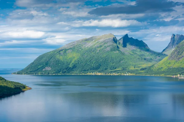 ノルウェー ベルクスボン プラットフォームからセンジャ島のフィヨルドの上の美しい風景 — ストック写真