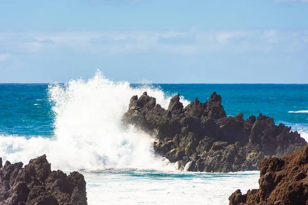 Ισχυρά Κύματα Ενάντια Στις Θαλάσσιες Στοίβες Του Νησιού Lanzarote Ατλαντικός — Φωτογραφία Αρχείου