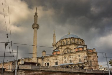 Bulutlu gökyüzünde Laleli Camii, İstanbul, Türkiye