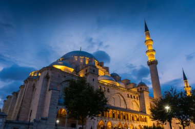 Güzel Süleyman Camii gece aydınlanıyor, İstanbul, Türkiye