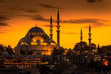Günbatımında İstanbul 'un inanılmaz silueti, Süleyman Camii aydınlanırken, Türkiye