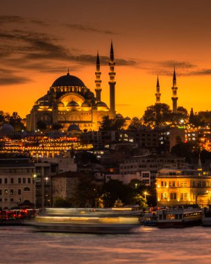 Günbatımında İstanbul 'un inanılmaz silueti, Süleyman Camii aydınlanırken, Türkiye