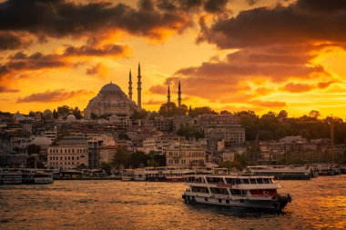 İstanbul, Türkiye, 12 Ekim 2022: Günbatımında Süleyman Camii ile İstanbul 'un inanılmaz silueti
