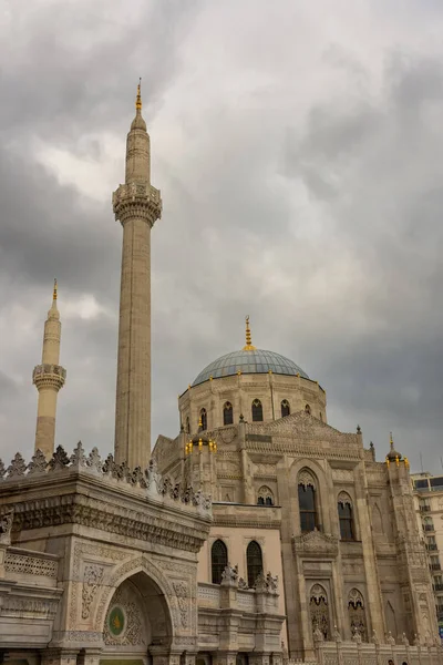Mezquita Pertevniyal Valide Sultan Cielo Nublado Estambul Turquía — Foto de Stock