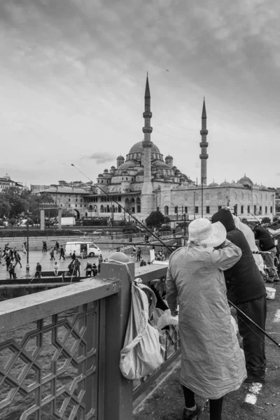Estambul Turquía Octubre 2022 Pescadores Puente Galata Con Mezquita Fondo — Foto de Stock