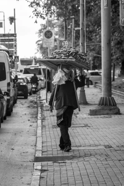 Istambul Turquia Outubro 2023 Homem Que Vende Simit Comida Tradicional — Fotografia de Stock