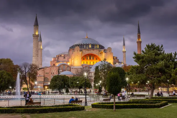 Estambul Turquía Octubre 2023 Dramático Cielo Nublado Atardecer Sobre Mezquita — Foto de Stock
