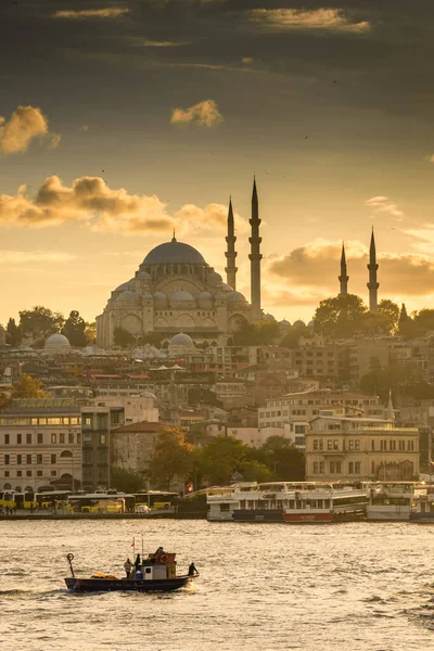 Loď Plující Před Úžasným Panoramatem Istanbulu Při Západu Slunce Mešitou — Stock fotografie