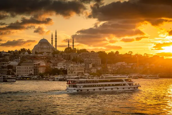 Geweldige Skyline Van Istanbul Bij Zonsondergang Met Suleymaniye Moskee Turkije — Stockfoto
