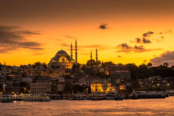 Удивительный Пейзаж Стамбула Закате Зажженными Огнями Сулеймании Турция — стоковое фото