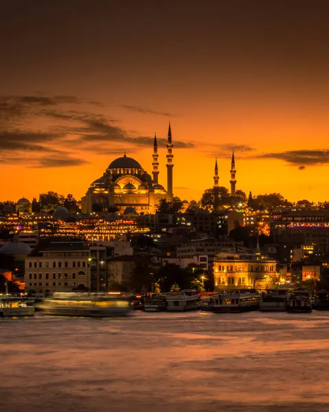 Καταπληκτικό Ορίζοντα Της Κωνσταντινούπολης Ηλιοβασίλεμα Suleymaniye Τζαμί Φωτίσει Τουρκία — Φωτογραφία Αρχείου