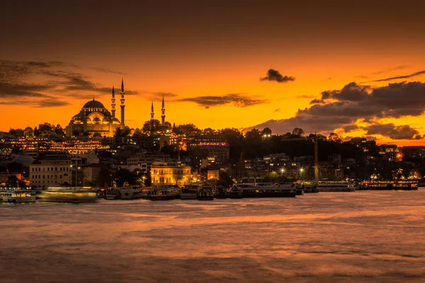 Fantastisk Skyline Istanbul Vid Solnedgången Med Suleymaniye Moskén Lätta Upp — Stockfoto