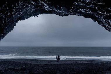 Vik, İzlanda, 29 Kasım 2022: Reynisfjara Black Beach 'te turistler
