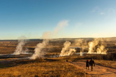 Stokkur, İzlanda, 28 Kasım 2022: Stokkur gayzer patlaması turist kalabalığı önünde gerçekleşti