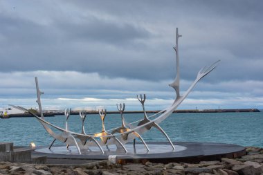 Reykjavik, İzlanda, 27 Kasım 2022: Reykjavik, İzlanda 'daki sahil şeridinde Solfar veya Sun Voyager anıtı. Heykel Jon Gunnar Arnason tarafından 1971 yılında tasarlanmıştır..