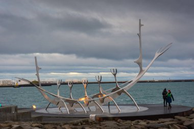 Reykjavik, İzlanda, 27 Kasım 2022: Reykjavik, İzlanda 'daki sahil şeridinde Solfar veya Sun Voyager anıtı. Heykel Jon Gunnar Arnason tarafından 1971 yılında tasarlanmıştır..