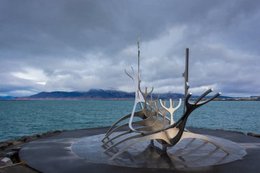 Reykjavik, İzlanda, 27 Kasım 2022: Reykjavik, İzlanda 'daki sahil şeridinde Solfar veya Sun Voyager anıtı. Heykel Jon Gunnar Arnason tarafından 1971 yılında tasarlanmıştır..